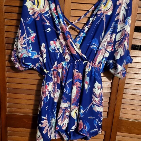 She + Sky Floral, And Feather Print Romper in Blue and Pink. Ladies Size MED - Picture 6 of 6